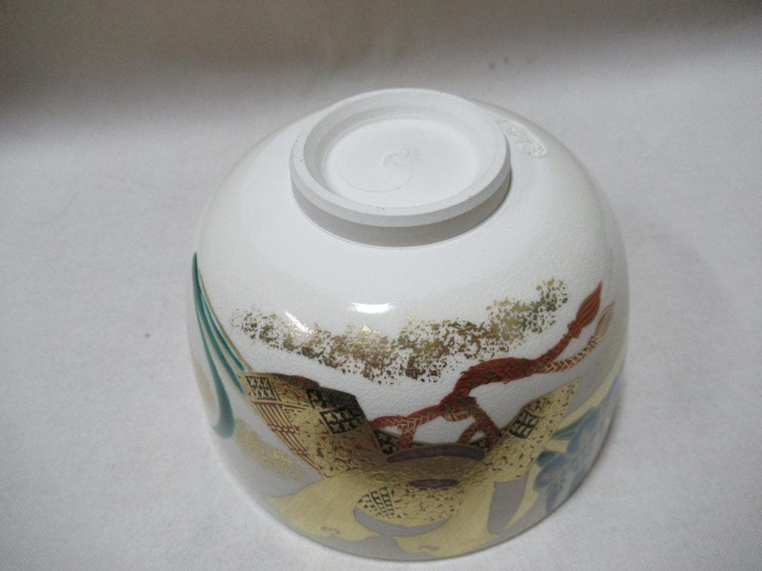 Ninsei-Style Samurai Helmet Tea Bowl by Omuro Kiln - Gold Kabuto Iris Kyo-yaki Chawan
