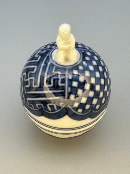 Miura Chikusen Shonzui Karako Figure Kogo Incense Container Blue White