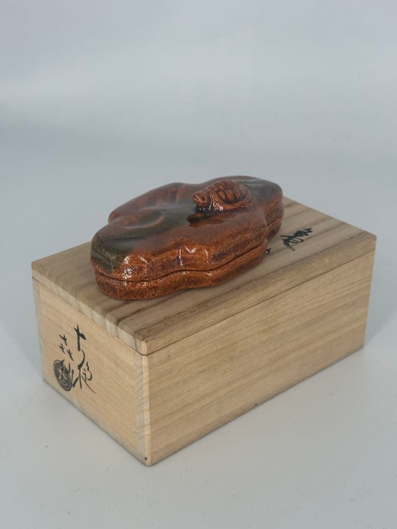 Izumi Kisen Turtle Island Kogo — Kame-no-Su Ceramic Incense Box, Warm Amber Glaze, Tomobako