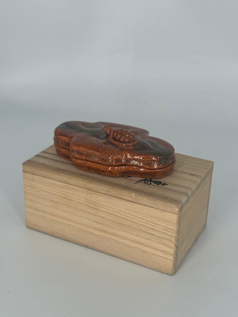 Izumi Kisen Turtle Island Kogo — Kame-no-Su Ceramic Incense Box, Warm Amber Glaze, Tomobako