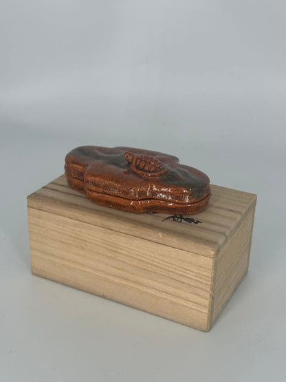 Izumi Kisen Turtle Island Kogo — Kame-no-Su Ceramic Incense Box, Warm Amber Glaze, Tomobako