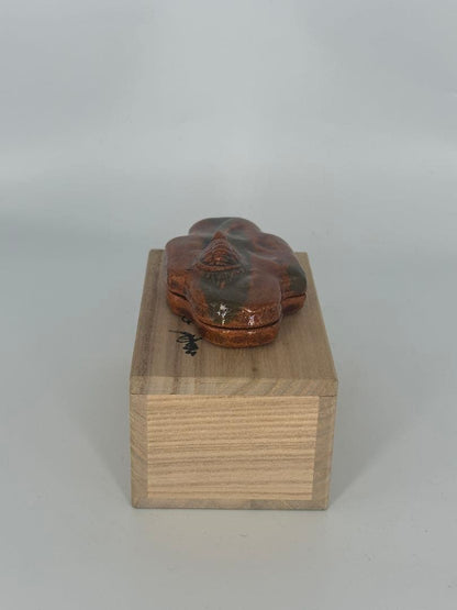 Izumi Kisen Turtle Island Kogo — Kame-no-Su Ceramic Incense Box, Warm Amber Glaze, Tomobako