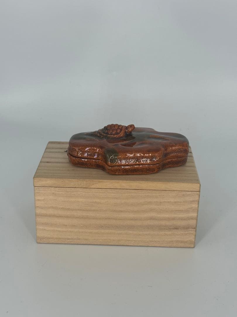 Izumi Kisen Turtle Island Kogo — Kame-no-Su Ceramic Incense Box, Warm Amber Glaze, Tomobako
