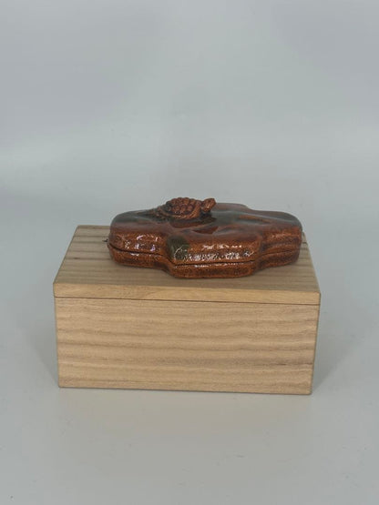 Izumi Kisen Turtle Island Kogo — Kame-no-Su Ceramic Incense Box, Warm Amber Glaze, Tomobako