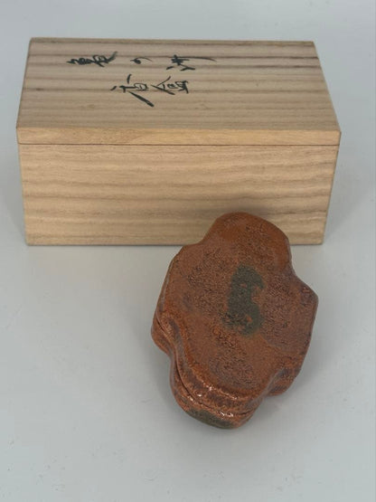 Izumi Kisen Turtle Island Kogo — Kame-no-Su Ceramic Incense Box, Warm Amber Glaze, Tomobako