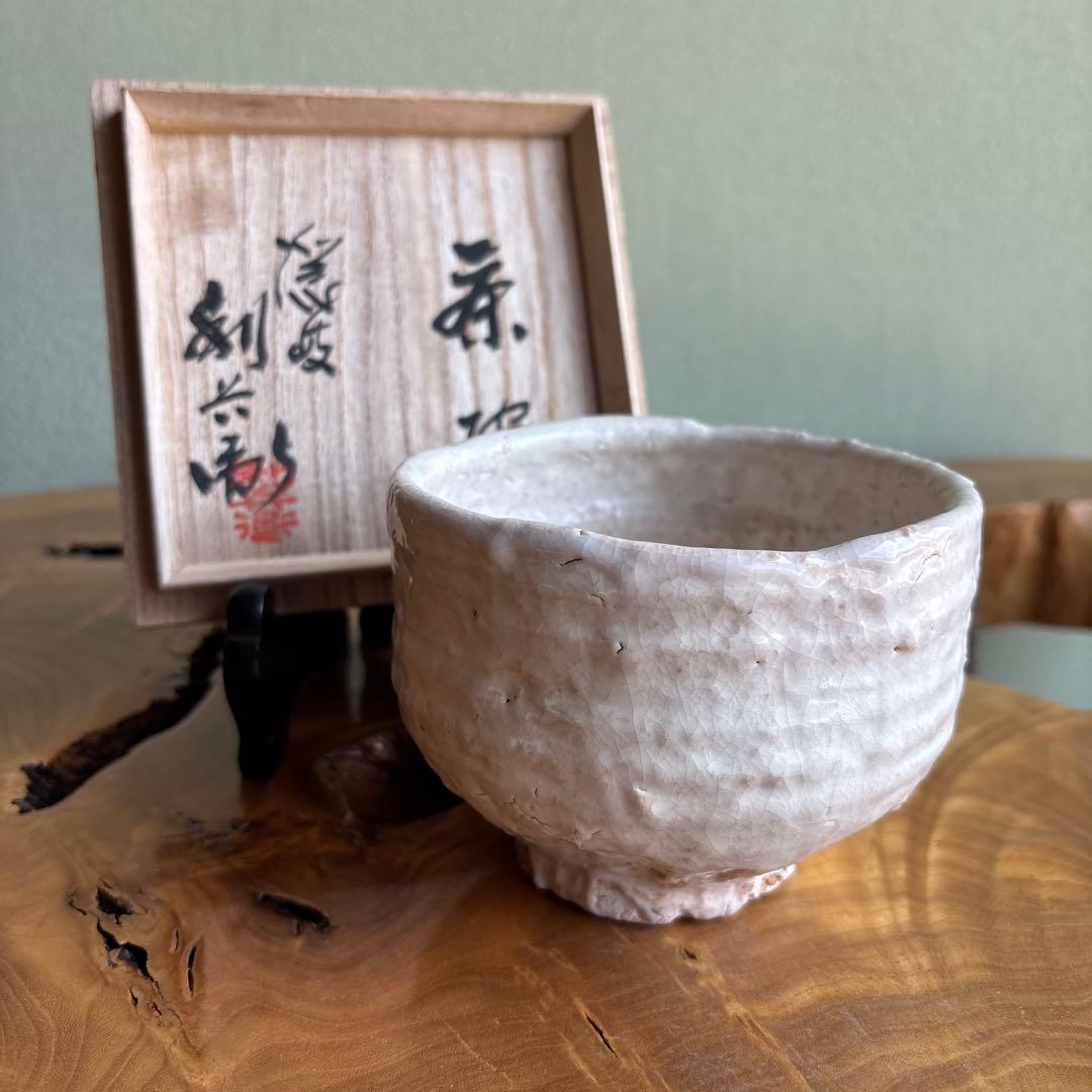 Oki Ware Tea Bowl by Rihei — White Hagi-Style Glaze, Tomobako | 隠岐窯 利兵衛造 抹茶碗