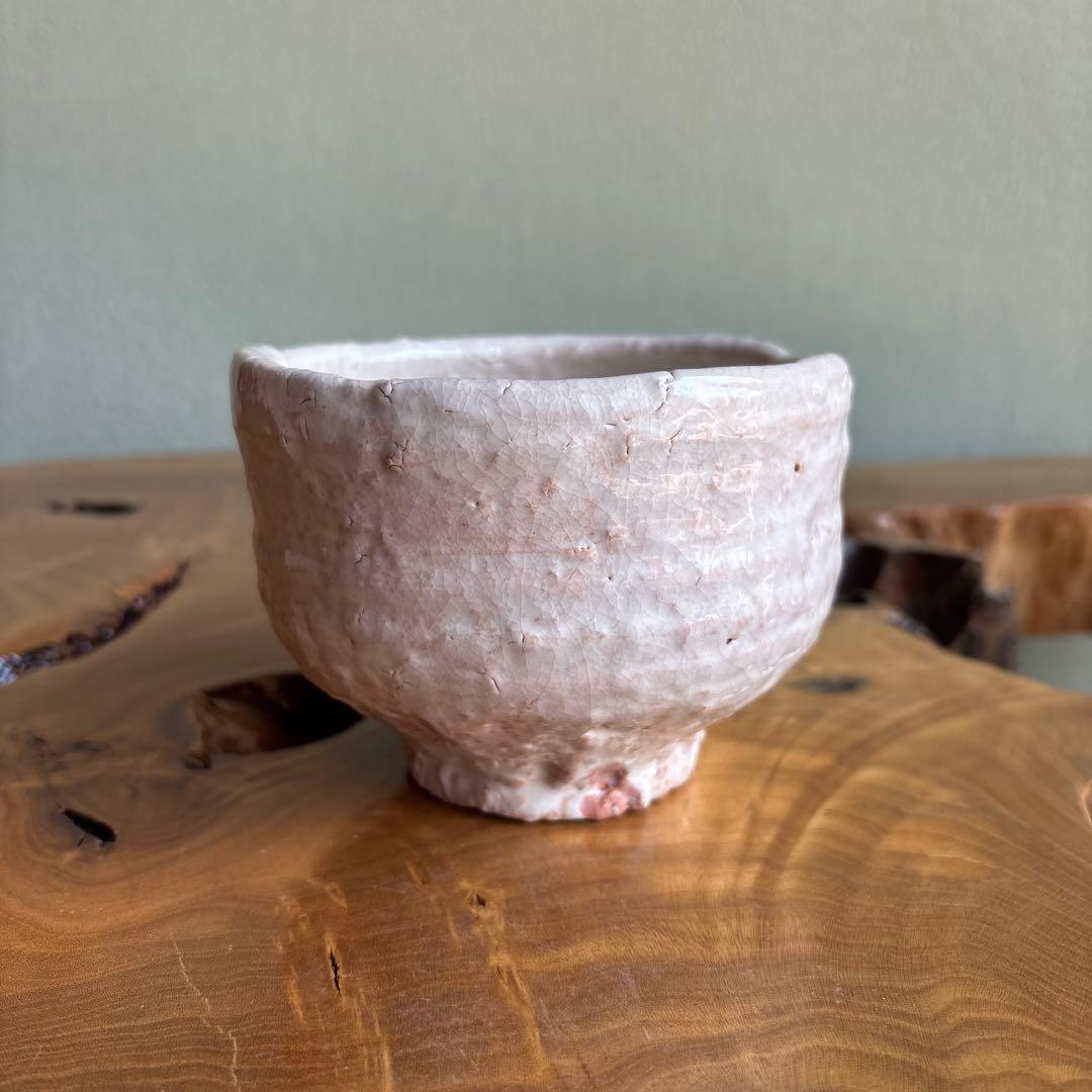 Oki Ware Tea Bowl by Rihei — White Hagi-Style Glaze, Tomobako | 隠岐窯 利兵衛造 抹茶碗