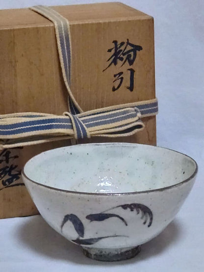 Kusumura Ware Kohiki Tetsu-e Chawan — Yanagira Katsushige, Izumo, Abstract Iron Motif, Tomobako