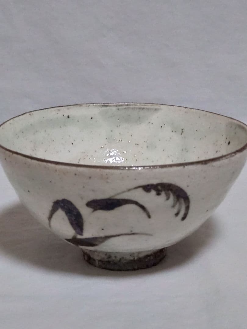 Kusumura Ware Kohiki Tetsu-e Chawan — Yanagira Katsushige, Izumo, Abstract Iron Motif, Tomobako
