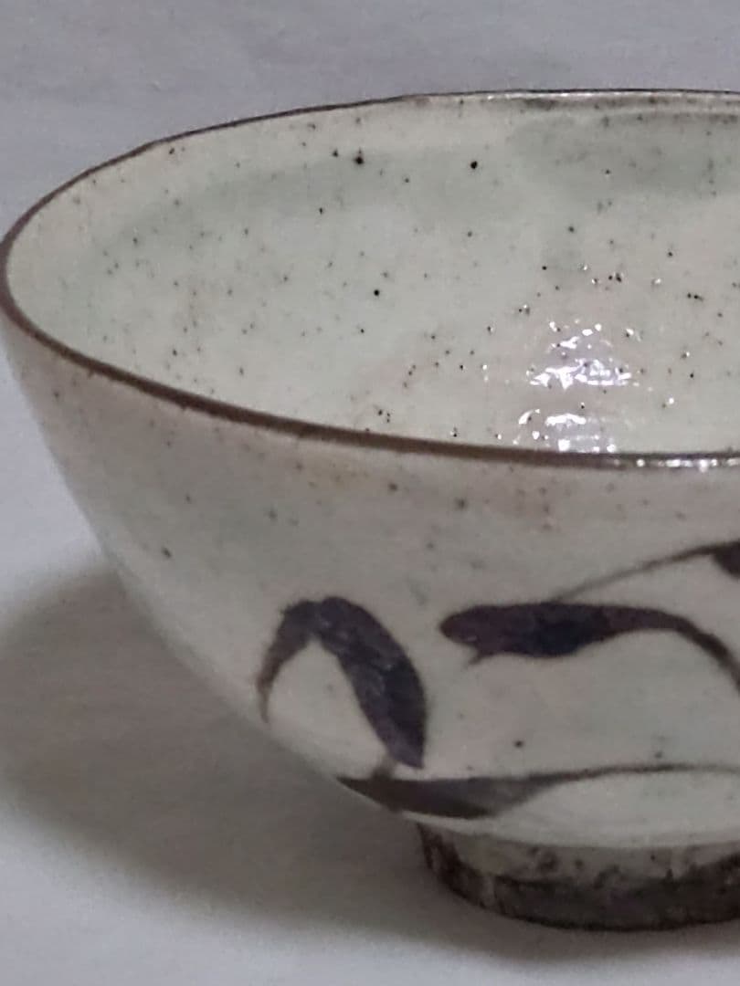 Kusumura Ware Kohiki Tetsu-e Chawan — Yanagira Katsushige, Izumo, Abstract Iron Motif, Tomobako