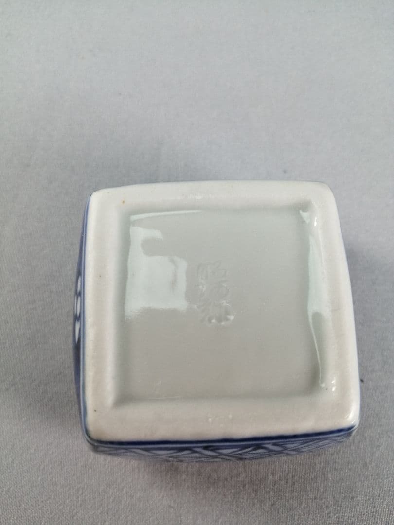 Shoami Rabbit Zodiac Hexagonal Kogo Blue White Sometsuke Incense Container