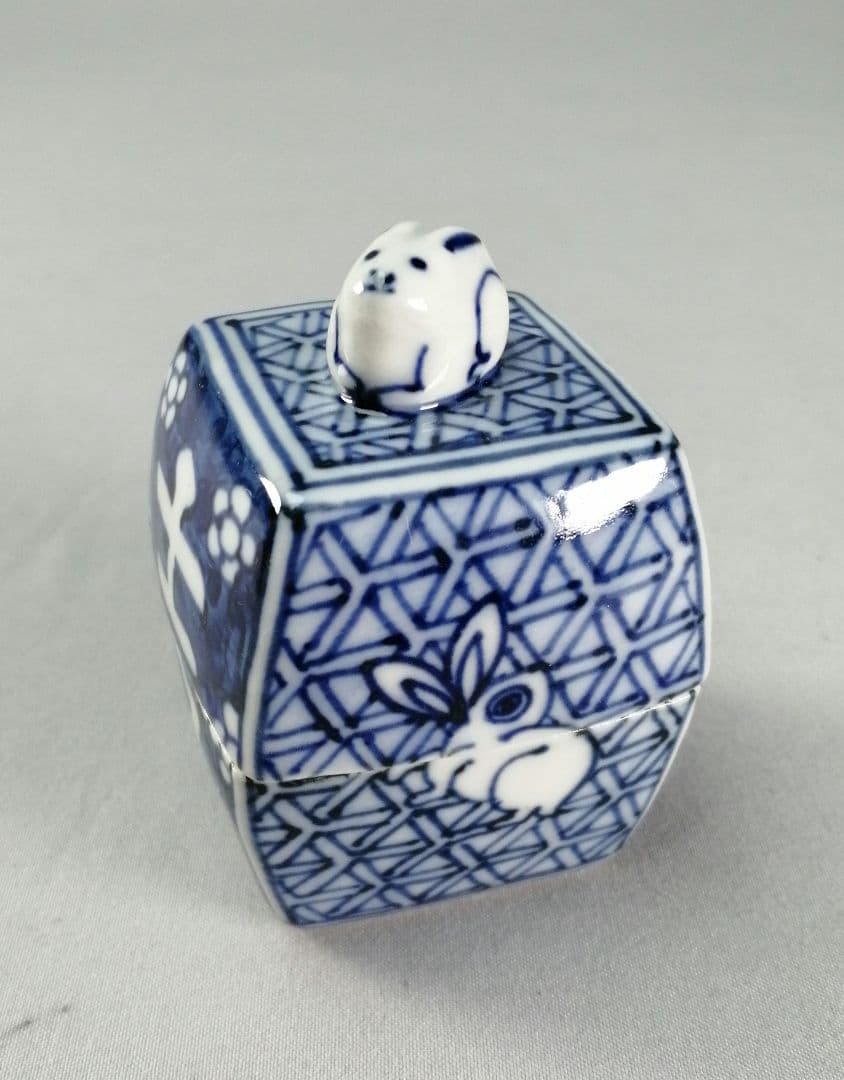 Shoami Rabbit Zodiac Hexagonal Kogo Blue White Sometsuke Incense Container