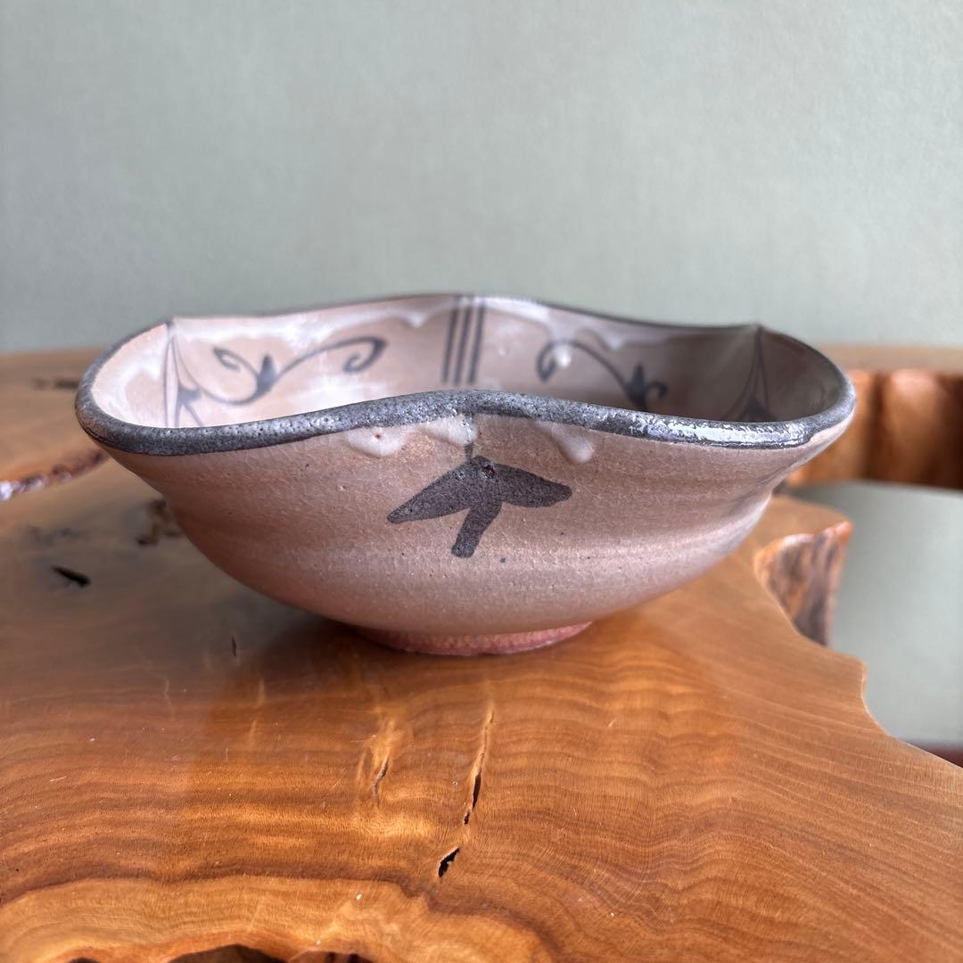E-Karatsu Bowl by 13th Gen Nakazato Tarouemon Kiln, Iron-Painted Grass Motif, Katakuchi-Style Stoneware with Tomobako