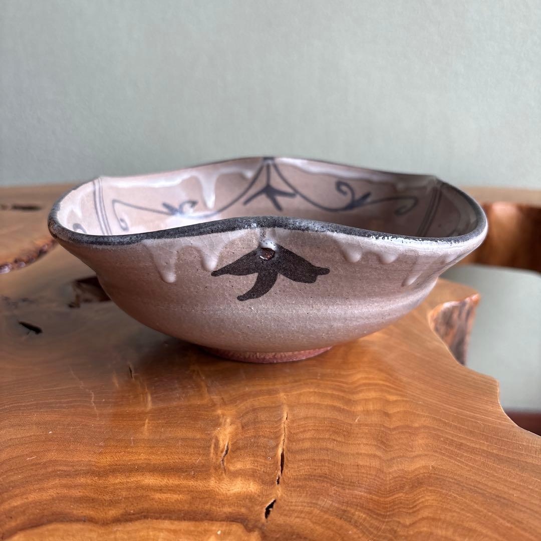 E-Karatsu Bowl by 13th Gen Nakazato Tarouemon Kiln, Iron-Painted Grass Motif, Katakuchi-Style Stoneware with Tomobako