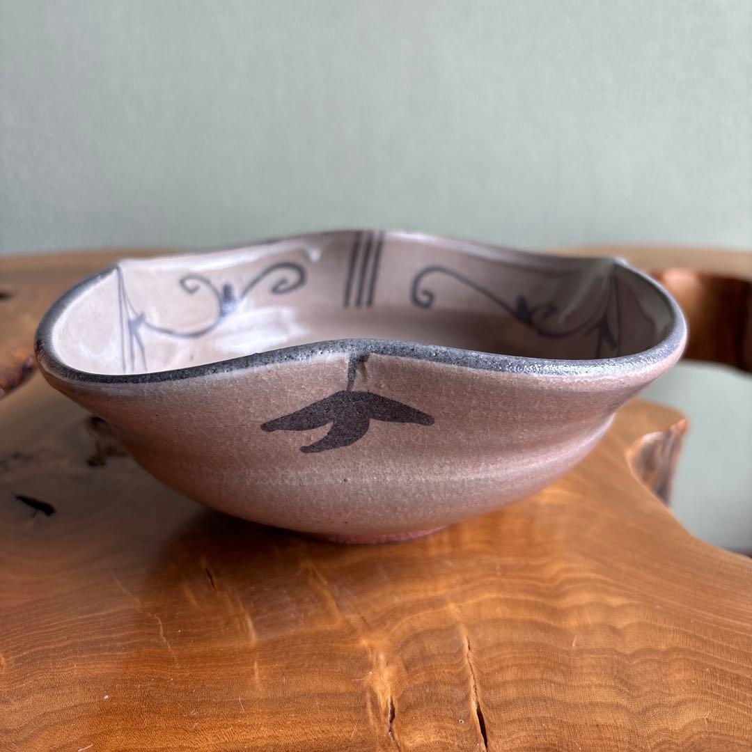 E-Karatsu Bowl by 13th Gen Nakazato Tarouemon Kiln, Iron-Painted Grass Motif, Katakuchi-Style Stoneware with Tomobako