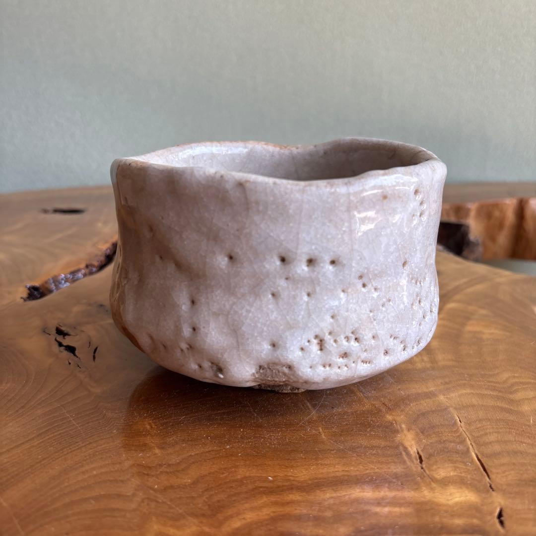 Shino Tea Bowl 'Tamauki' - Japanese Mino Shino Chawan with Milky White Glaze Kamehada and Signed Box