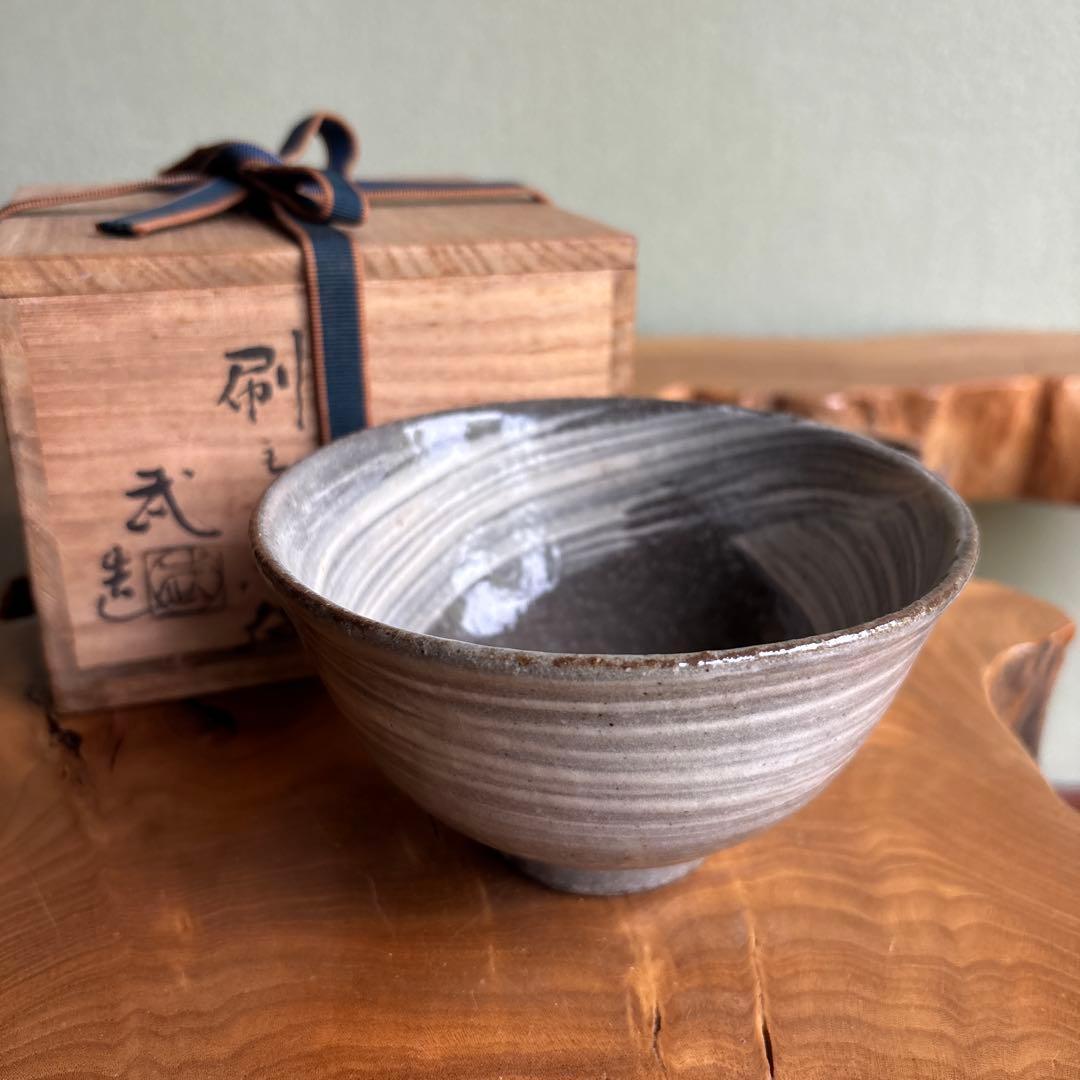 Hakeme Matcha Tea Bowl with Tomobako — Japanese Chawan, Grey Iron Clay, White Brush Slip