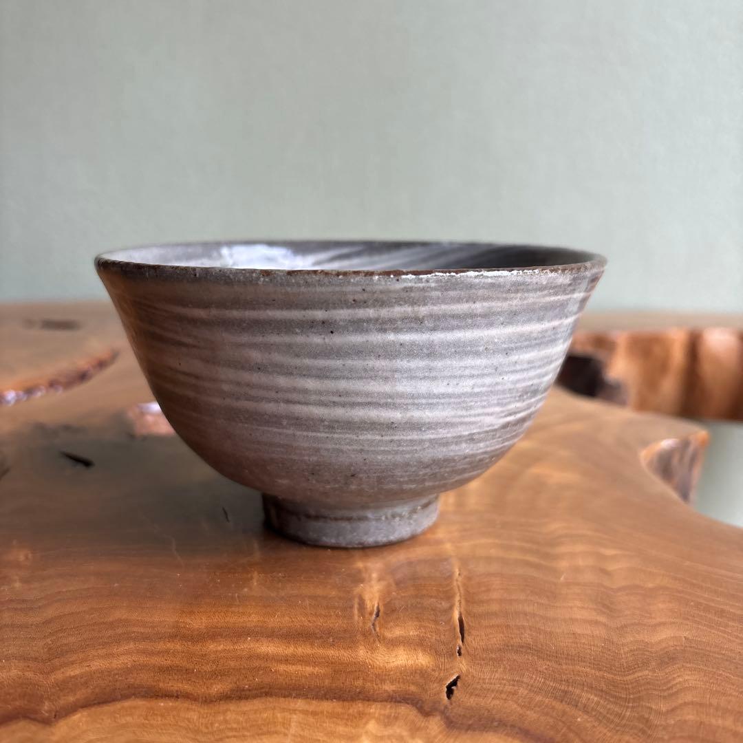 Hakeme Matcha Tea Bowl with Tomobako — Japanese Chawan, Grey Iron Clay, White Brush Slip