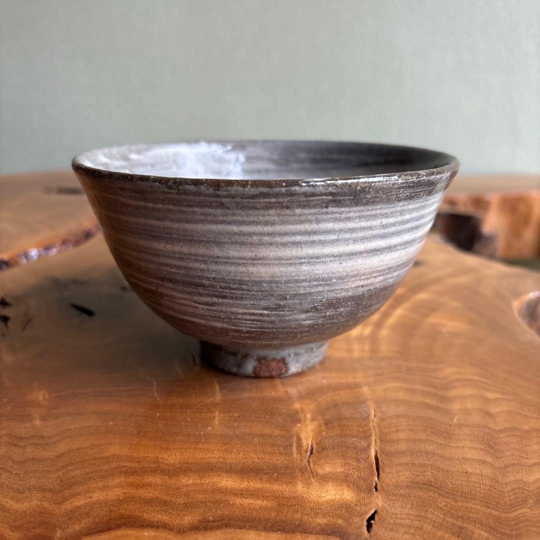 Hakeme Matcha Tea Bowl with Tomobako — Japanese Chawan, Grey Iron Clay, White Brush Slip