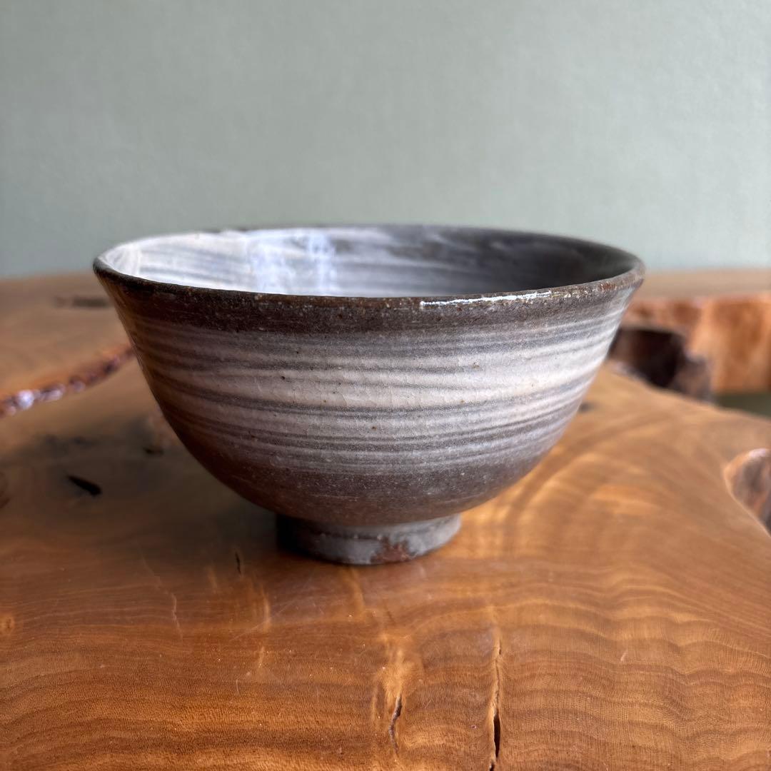 Hakeme Matcha Tea Bowl with Tomobako — Japanese Chawan, Grey Iron Clay, White Brush Slip