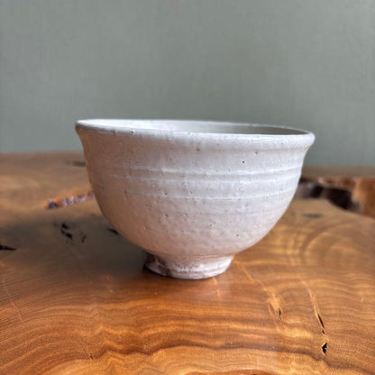 Kohiki Chawan by Houki Seizan — White Slip Tea Bowl with Throwing Marks, Powder-Applied Glaze