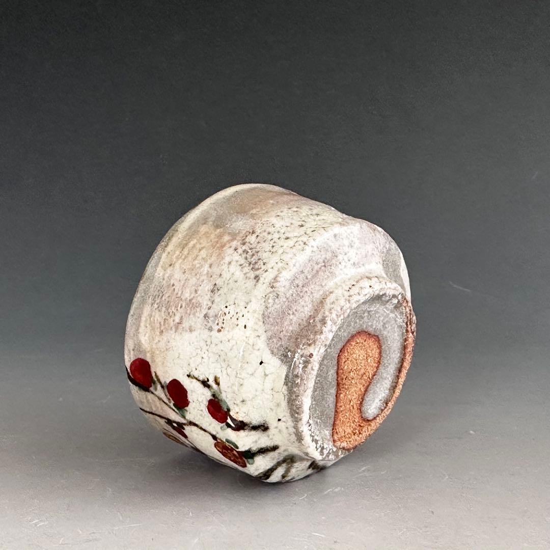 Kobai Plum Guinomi by Arakawa Takeo - Suigetsu Kiln Overglaze Cup