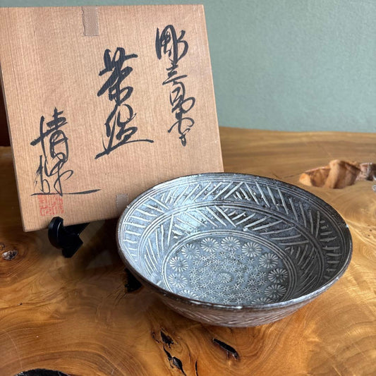 Hori-Mishima Carved Inlay Tea Bowl - Celadon Chrysanthemum Hirachawan
