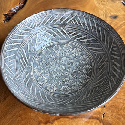 Hori-Mishima Carved Inlay Tea Bowl - Celadon Chrysanthemum Hirachawan