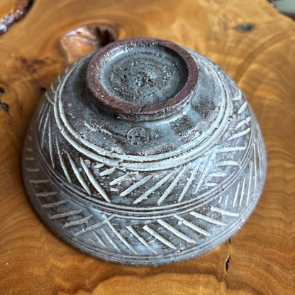 Hori-Mishima Carved Inlay Tea Bowl - Celadon Chrysanthemum Hirachawan