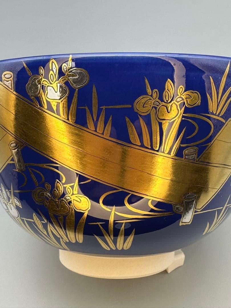 Nakamura Suiran Yatsuhashi Chawan — Cobalt Blue Gold Iris Bridge Tea Bowl, Tomobako