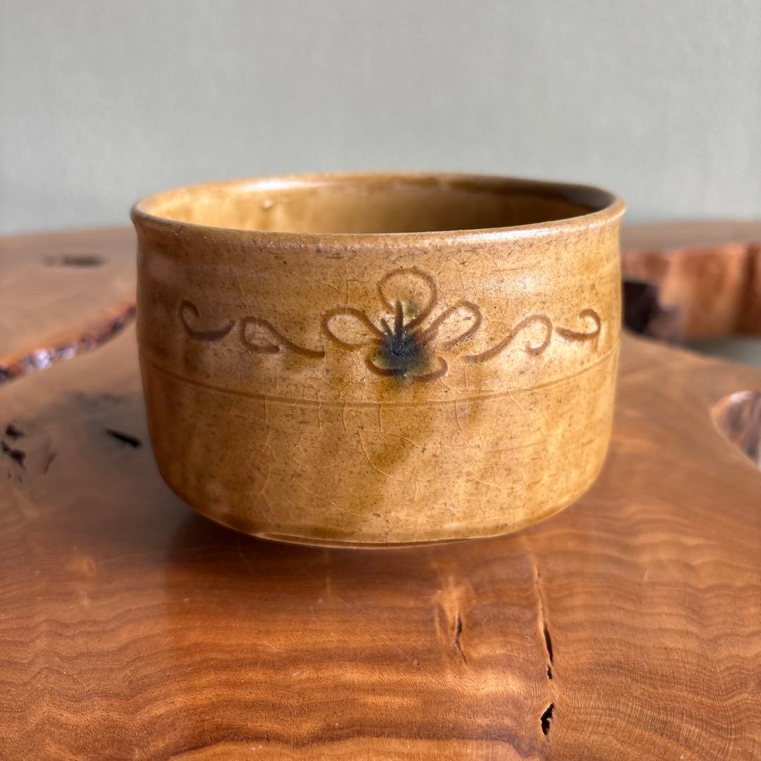 Kiseto Chawan with Shobu Iris Motif — Kosen-toen, Mino Ware with Tomobako
