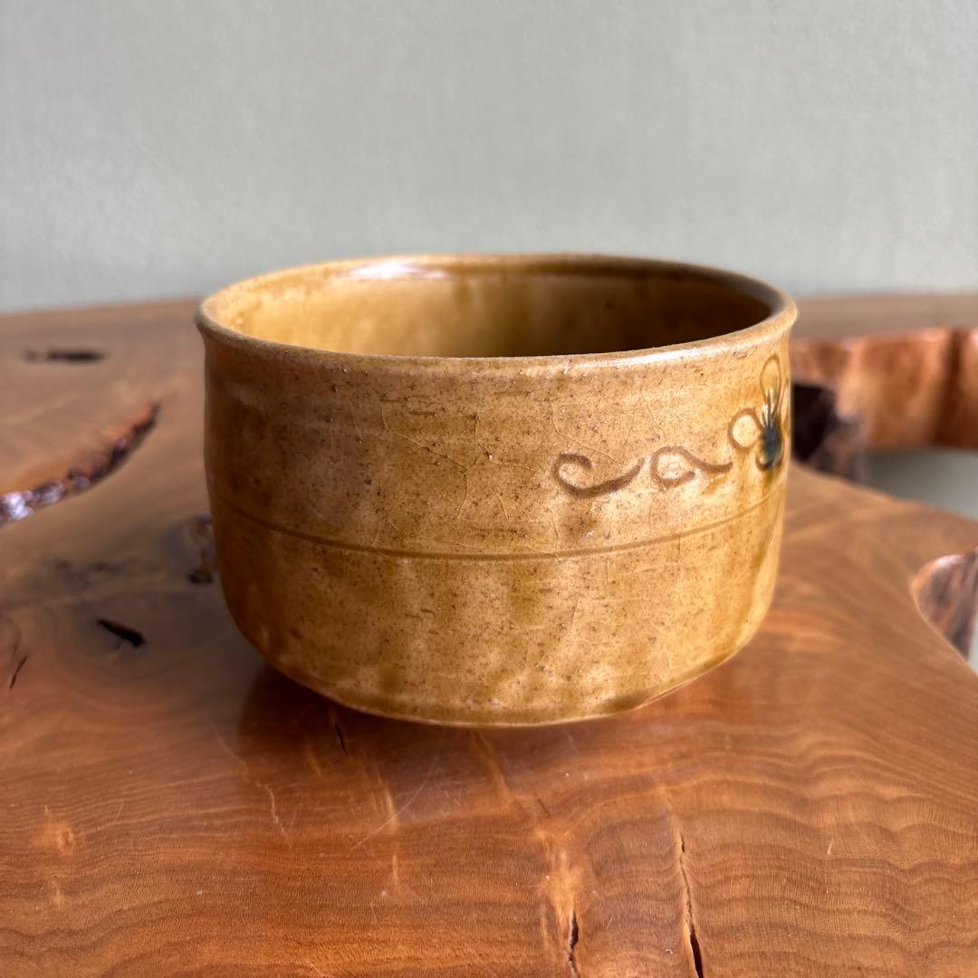 Kiseto Chawan with Shobu Iris Motif — Kosen-toen, Mino Ware with Tomobako