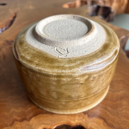 Kiseto Chawan with Shobu Iris Motif — Kosen-toen, Mino Ware with Tomobako