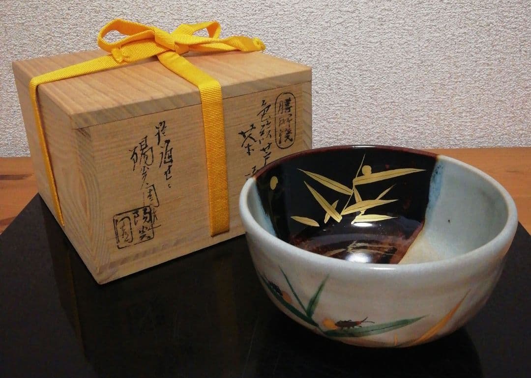 Zeze-yaki Chawan, Ashi-ni-Hotaru Motif in Black and White Glaze, Signed Box