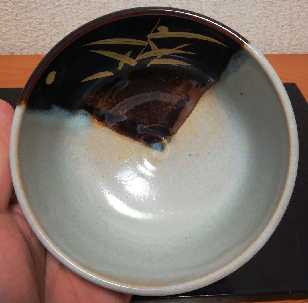 Zeze-yaki Chawan, Ashi-ni-Hotaru Motif in Black and White Glaze, Signed Box