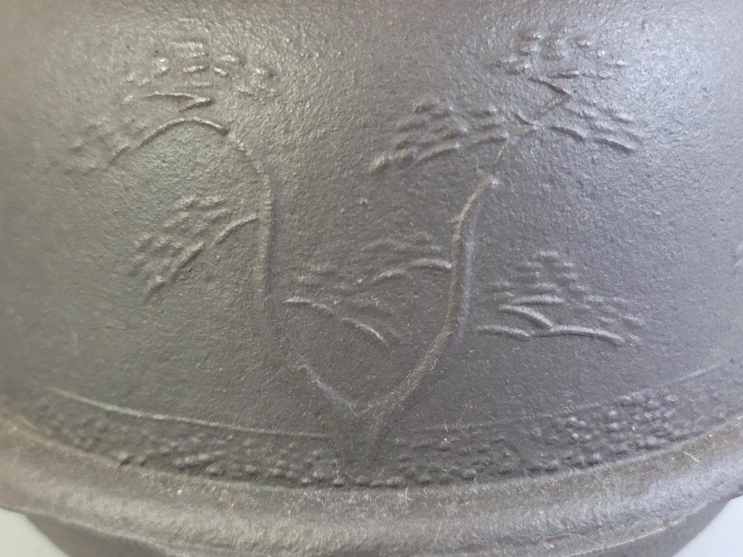 Shinnari Cast Iron Tea Kettle – Pine Landscape Relief – Masamitsu – Lotus Finial Bronze Lid – Japan