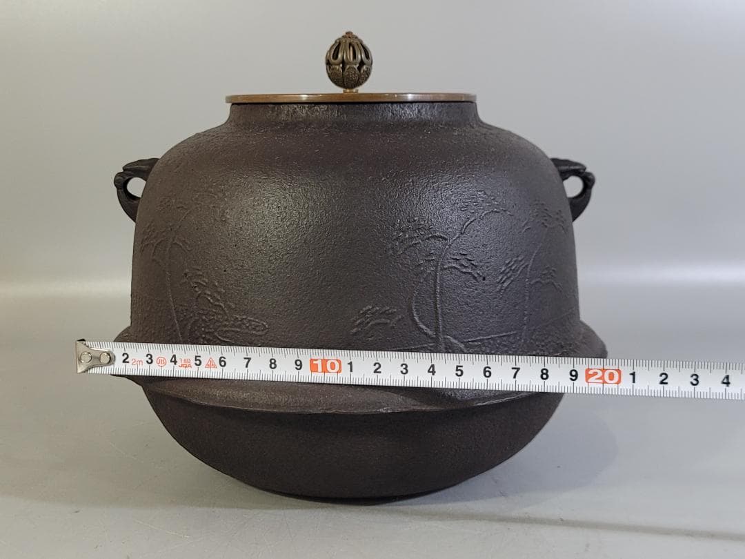 Shinnari Cast Iron Tea Kettle – Pine Landscape Relief – Masamitsu – Lotus Finial Bronze Lid – Japan