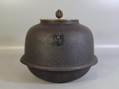 Shinnari Cast Iron Tea Kettle – Pine Landscape Relief – Masamitsu – Lotus Finial Bronze Lid – Japan