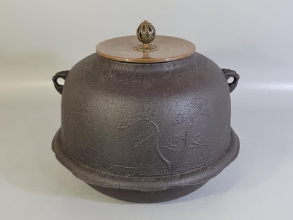Shinnari Cast Iron Tea Kettle – Pine Landscape Relief – Masamitsu – Lotus Finial Bronze Lid – Japan