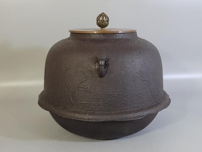 Shinnari Cast Iron Tea Kettle – Pine Landscape Relief – Masamitsu – Lotus Finial Bronze Lid – Japan