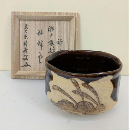 Seto Oribe Chawan "Zuiun" — Auspicious Clouds, mei by Hatsumi Yutaka | Kutsugata Tea Bowl with Horsetail Motif
