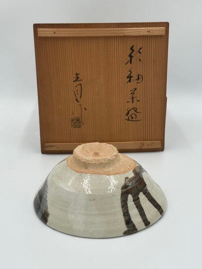 Japanese Summer Tea Bowl | Iron Glaze Brushwork on White Slip | Hirawan Chawan with Tomobako