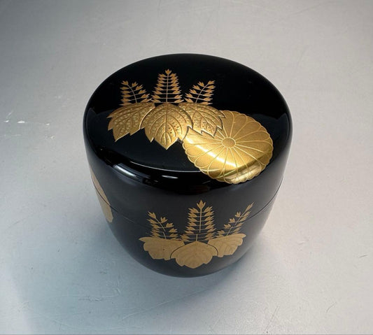 Yoshida Kasho — Taka-Maki-e O-Natsume, Chrysanthemum and Paulownia, Tomobako