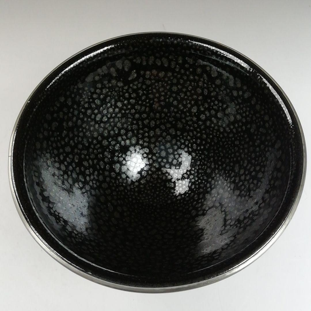 Koie Tsuyoshi Yuteki Tenmoku Chawan — Silver Oil-Spot Tea Bowl with Silver Fukurin Rim & Signed Tomobako