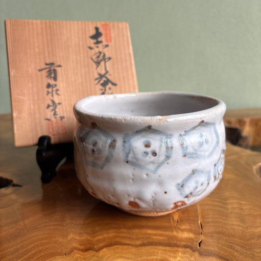 Shino Ware Kikusen Kiln Tanaka Gen-ya Matcha Bowl — Signed Tomobako, Feldspar Glaze Chawan