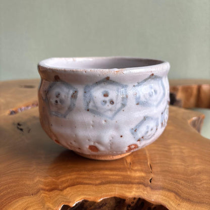 Shino Ware Kikusen Kiln Tanaka Gen-ya Matcha Bowl — Signed Tomobako, Feldspar Glaze Chawan