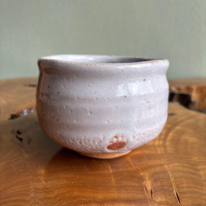 Shino Ware Kikusen Kiln Tanaka Gen-ya Matcha Bowl — Signed Tomobako, Feldspar Glaze Chawan
