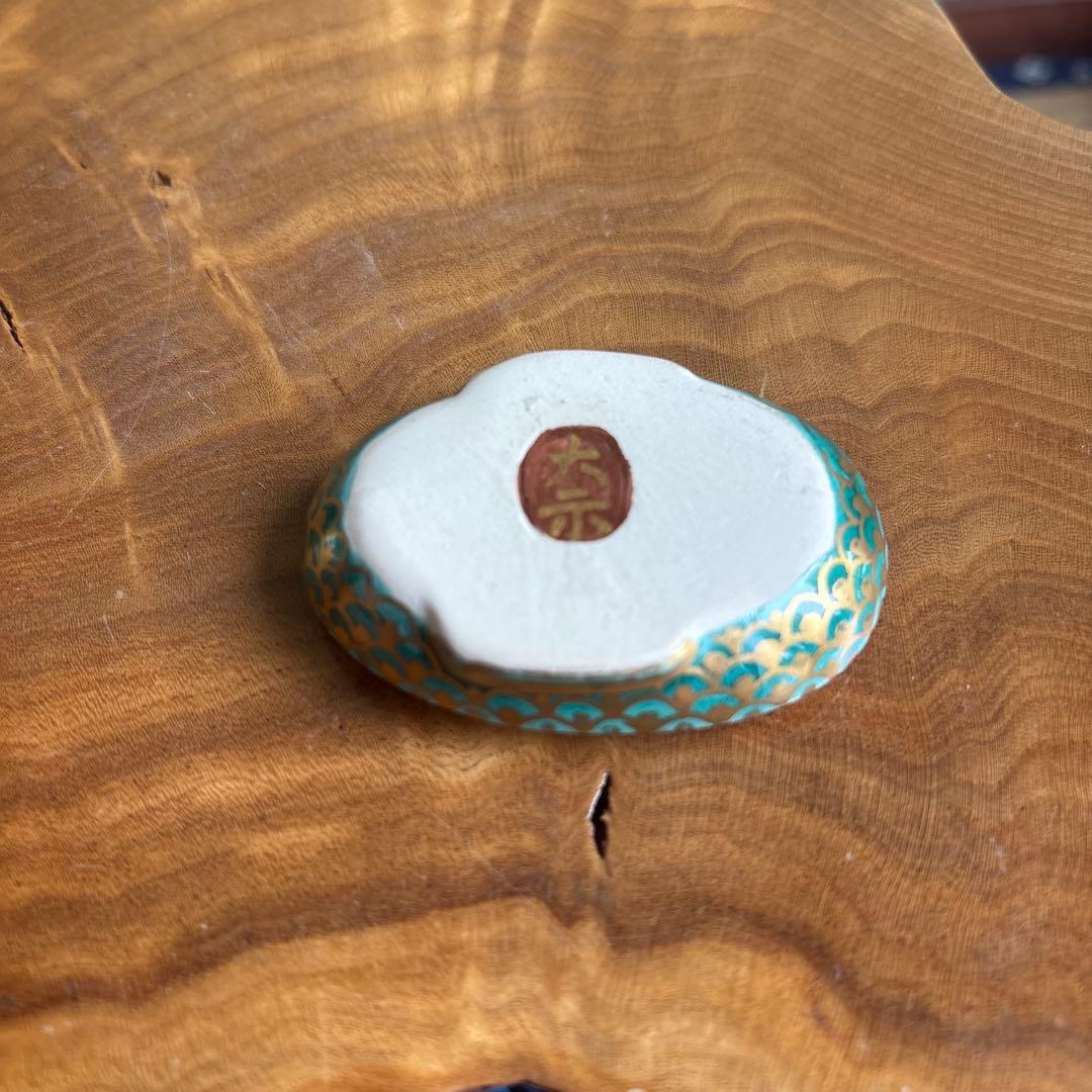 Kinrande Pheasant Kogo Incense Box by Tezuka Daiji — Momoyama-gama Kutani Style with Tomobako