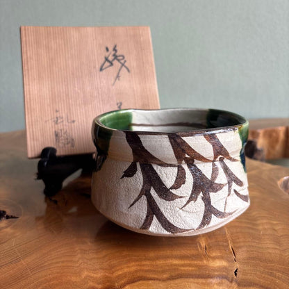 Oribe Chawan — Iron-Painted Pine Motif with Copper-Green Glaze, Studio Artist Signed Tomobako
