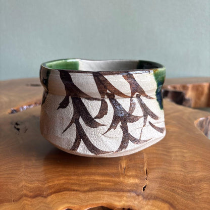 Oribe Chawan — Iron-Painted Pine Motif with Copper-Green Glaze, Studio Artist Signed Tomobako